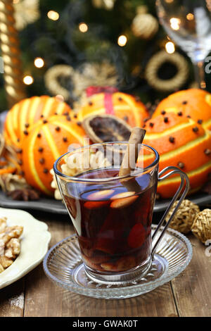 Glögg scandinave, vin chaud, boissons chaudes traditionnelles de Noël Banque D'Images