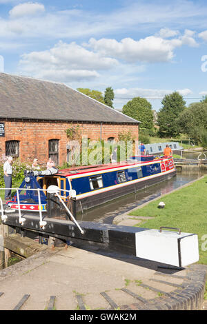 Braunston Verrouillage du fond sur le the Grand Union Canal, Northamptonshire, England, UK Banque D'Images