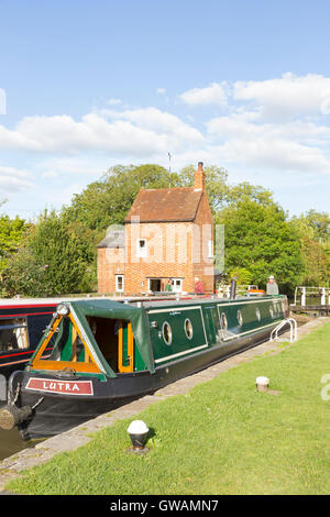 Dans l'écluse 2 Narrowboats à Braunston sur le the Grand Union Canal, Northamptonshire, England, UK Banque D'Images