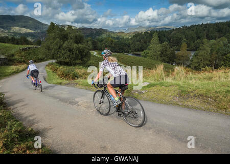 Les cyclistes femmes prenant part à ces dames du lac à vélo dans le sportif de Lake District. Banque D'Images