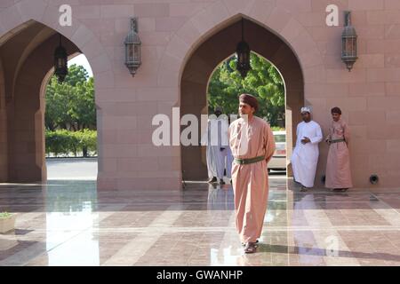 Muscat, Oman, 19 Octobre 2013 : Un arabe marche à l'entrée de la Grande Mosquée Sultan Qaboos à Mascate. Banque D'Images