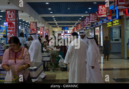 Muscat, Oman, le 19 octobre 2013:l'Arabe personnes dans un supermarché à Muscat Banque D'Images