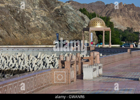 Muscat, Oman, 19 Octobre 2013 : un homme marche sur la promenade de Muscat. Face à la mer, le Muscat trottoir est un mélange bien équilibré Banque D'Images