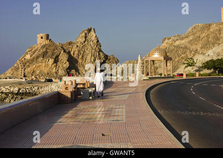 Muscat, Oman, 19 Octobre 2013 : un homme marche sur la promenade de Muscat. Face à la mer, le Muscat trottoir est un mélange bien équilibré Banque D'Images