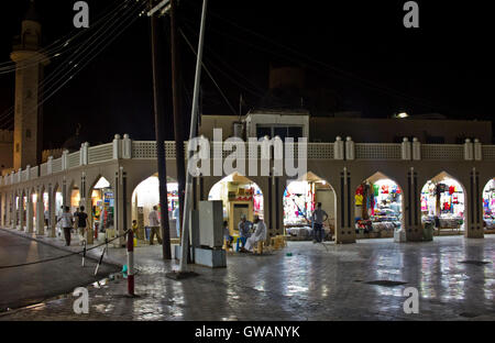 Muscat, Oman, le 19 octobre 2013 : Muscat de nuit, sur la place avec les gens bavarder ensemble Banque D'Images