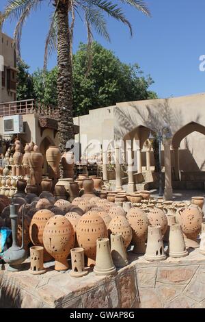 Un magasin de souvenirs dans la ville de Nizwa, Oman, près du célèbre château. De nombreux vases en terre cuite de différentes tailles et couleurs, po Banque D'Images