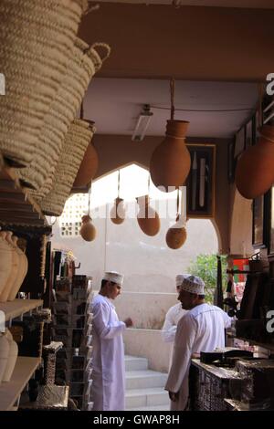 Un magasin de souvenirs dans la ville de Nizwa, Oman, près du célèbre château. De nombreux vases en terre cuite de différentes tailles et couleurs, po Banque D'Images