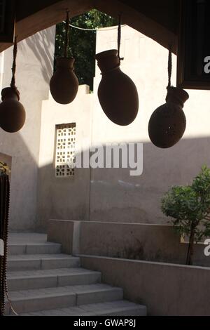 Un magasin de souvenirs dans la ville de Nizwa, Oman, près du célèbre château. De nombreux vases en terre cuite de différentes tailles et couleurs, po Banque D'Images