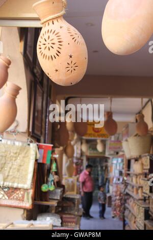 Un magasin de souvenirs dans la ville de Nizwa, Oman, près du célèbre château. De nombreux vases en terre cuite de différentes tailles et couleurs, po Banque D'Images