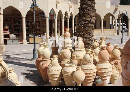 Un magasin de souvenirs dans la ville de Nizwa, Oman, près du célèbre château. De nombreux vases en terre cuite de différentes tailles et couleurs, po Banque D'Images