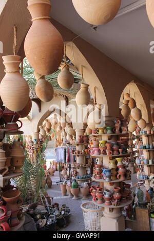 Un magasin de souvenirs dans la ville de Nizwa, Oman, près du célèbre château. De nombreux vases en terre cuite de différentes tailles et couleurs, po Banque D'Images