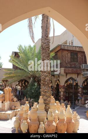 Un magasin de souvenirs dans la ville de Nizwa, Oman, près du célèbre château. De nombreux vases en terre cuite de différentes tailles et couleurs, po Banque D'Images