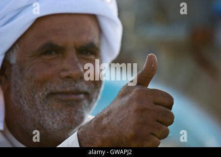 Moqul, Oman, le 22 octobre 2013 : l'homme omanais avec robe typique. Il porte le chapeau typique Mussar (turban) Banque D'Images