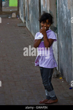 Sur, Oman, le 22 octobre 2013 : Little girl omanais avec les mains au henné, tatouage me regarde dans l'appareil photo Banque D'Images