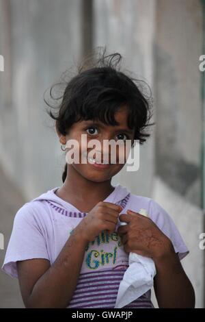 Sur, Oman, le 22 octobre 2013 : Little girl omanais avec les mains au henné, tatouage me regarde dans l'appareil photo Banque D'Images