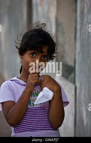 Sur, Oman, le 22 octobre 2013 : Little girl omanais avec les mains au henné, tatouage me regarde dans l'appareil photo Banque D'Images