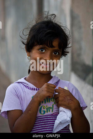 Sur, Oman, le 22 octobre 2013 : Little girl omanais avec les mains au henné, tatouage me regarde dans l'appareil photo Banque D'Images