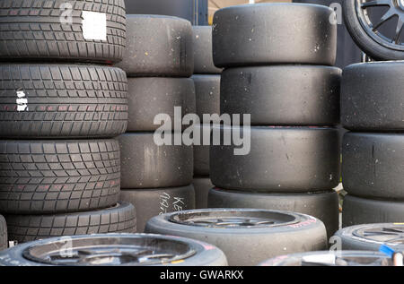 Beaucoup d'ensembles de moteur voiture sport et racing slicks humides empilés, nouveau et gratté utilisé Banque D'Images