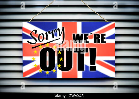 'Signer «excusez-nous ?, ?re out'' avec le drapeau de Grande-Bretagne, photo symbolique Brexit', 'Sorry Schild nous êtes out' mit Fahne von Gross Banque D'Images