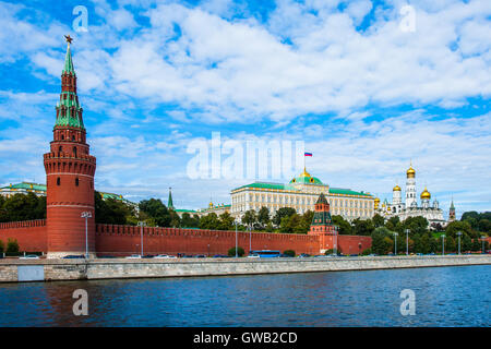 Le Kremlin et la rivière de Moscou. Vodovzvodnaya (pompage de l'eau) Tour du Kremlin. Grand Palais du Kremlin. Banque D'Images