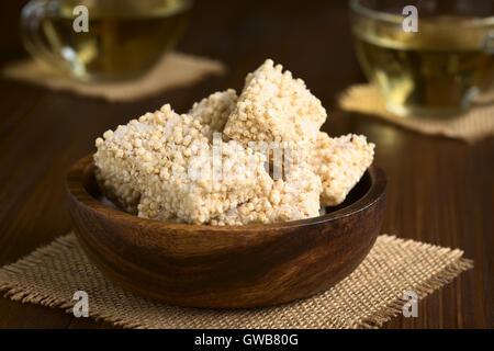 Guimauve cuit, le quinoa et les barres de noix de coco dans un bol en bois, photographié avec une lumière naturelle (Selective Focus) Banque D'Images