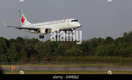 L'Embraer 190 C-FHNY l'atterrissage d'Air Canada à l'aéroport d'OTTAWA Ottawa, Canada le 04 juin 2015 Banque D'Images