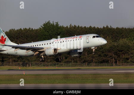 L'Embraer 190 C-FHNY l'atterrissage d'Air Canada à l'aéroport d'OTTAWA Ottawa, Canada le 04 juin 2015 Banque D'Images