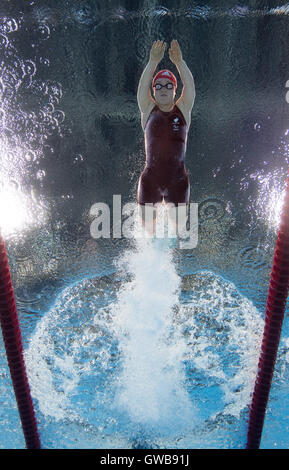 La société britannique Eleanor Simmonds participe à la chaleur de la femme 2 200 m quatre nages - SM6 au stade aquatique olympique au cours de la cinquième journée de la Rio 2016 Jeux paralympiques à Rio de Janeiro, Brésil. Banque D'Images