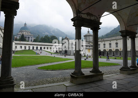 L'Italie, d'Oropa - 4 septembre 2016 : les visiteurs sur le sanctuaire d'Oropa de marche sur l'Italie, du patrimoine de l'Unesco Banque D'Images