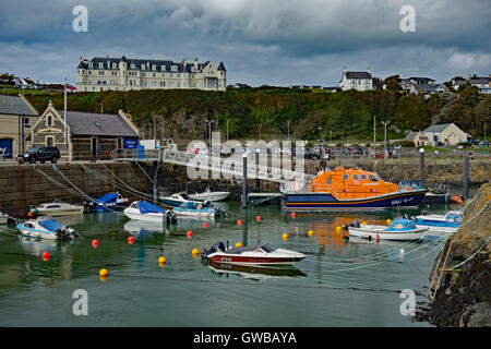 Portpatrick Harbour en Wigtownshire, Dumfries et Galloway, en Écosse. Grand hôtel haut à gauche est l'hôtel Stranraer. Banque D'Images