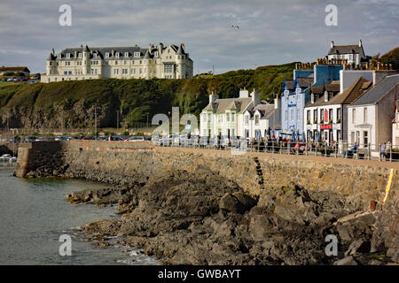 Portpatrick village et port de Wigtownshire, Dumfries et Galloway, en Écosse. L'hôtel est grand hôtel Stranraer à distance Banque D'Images