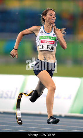 France's Marie-Amelie le Fur sur son chemin vers la victoire dans l'épreuve féminine du 400 m T44 dernière au cours de la cinquième journée de la Rio 2016 Jeux paralympiques à Rio de Janeiro, Brésil. Banque D'Images