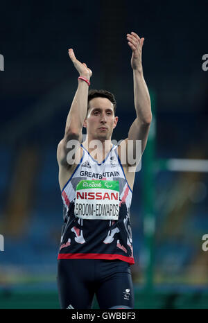 La société britannique Jonathan Broom-Edwards pendant le saut en hauteur Hommes T44 dernière au cours de la cinquième journée de la Rio 2016 Jeux paralympiques à Rio de Janeiro, Brésil. Banque D'Images