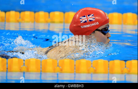 La société britannique Eleanor Simmonds sur son chemin à l'or pendant la Women's 200m quatre nages individuel - SM6 finale au Stade olympique de natation au cours de la cinquième journée de la Rio 2016 Jeux paralympiques à Rio de Janeiro, Brésil. Banque D'Images