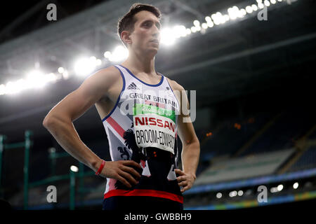 La société britannique Jonathan Broom-Edwards pendant le saut en hauteur Hommes T44 dernière au cours de la cinquième journée de la Rio 2016 Jeux paralympiques à Rio de Janeiro, Brésil. Banque D'Images