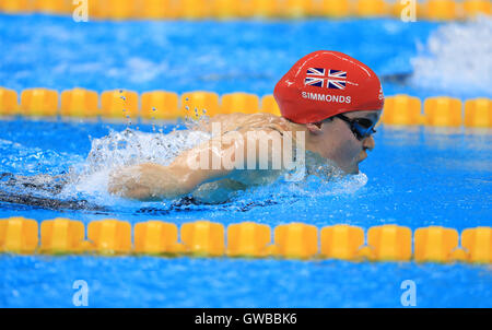 La société britannique Eleanor Simmonds sur son chemin à l'or pendant la Women's 200m quatre nages individuel - SM6 finale au Stade olympique de natation au cours de la cinquième journée de la Rio 2016 Jeux paralympiques à Rio de Janeiro, Brésil. Banque D'Images