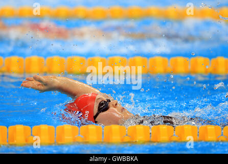 La société britannique Eleanor Simmonds sur son chemin à l'or pendant la Women's 200m quatre nages individuel - SM6 finale au Stade olympique de natation au cours de la cinquième journée de la Rio 2016 Jeux paralympiques à Rio de Janeiro, Brésil. Banque D'Images