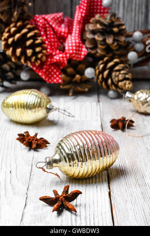 Décoration de Noël sur l'arrière-plan de la couronne de Noël avec des pommes de pin Banque D'Images