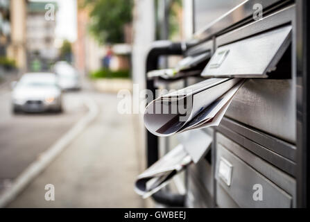 La publicité dans la boîte aux lettres. Arrière-plan flou flou artistique. Banque D'Images