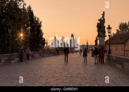 Lever du soleil sur le Pont Charles sur la Vltava (Moldau) avec tower & clochers de la vieille ville, au-delà de Prague, République tchèque. Banque D'Images