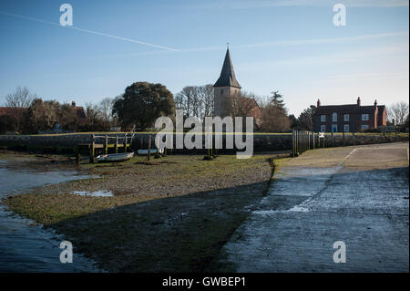 Marée basse à Bosham Quay dans le village de Bosham dans West Sussex, Royaume-Uni. La tour de Bosham church peut être vu dans la distance. Banque D'Images