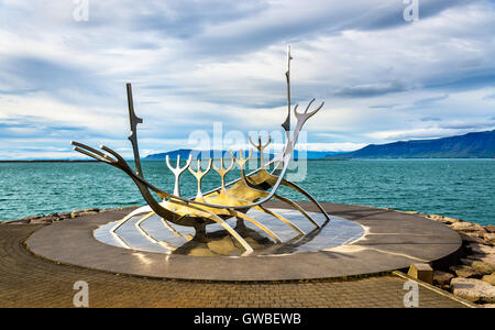 Sculpture Sun Voyager au bord de la mer d'ISLANDE - Reykjavik Banque D'Images