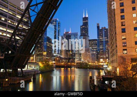 Chicago Downtown Riverside. Image du centre-ville de Chicago, au crépuscule. Banque D'Images