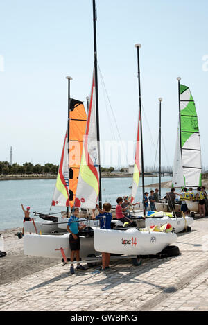 École de voile à La Rochelle Sud Ouest France - jeunes apprendre à naviguer dans le port de La Rochelle un port maritime Français Banque D'Images