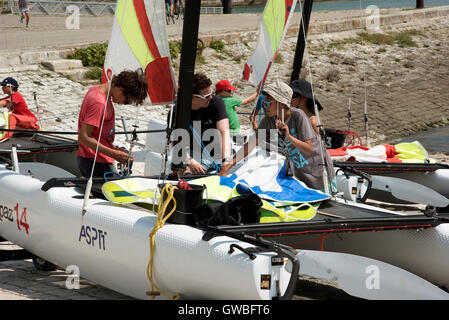 École de voile à La Rochelle Sud Ouest France - jeunes apprendre à naviguer dans le port de La Rochelle un port maritime Français Banque D'Images