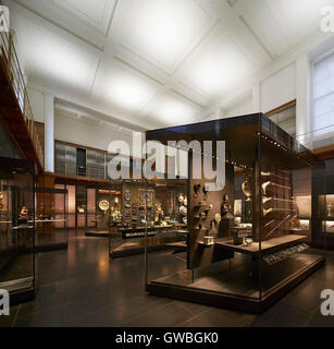 Vue d'ensemble avec artefcat s'affiche. Waddesdon Legs Gallery au British Museum, Londres, Royaume-Uni. Architecte : Stanton Williams, 2015. Banque D'Images