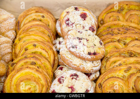 Les biscuits frais croissants pâtisseries moelleuses Banque D'Images