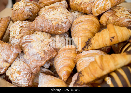 Les biscuits frais croissants pâtisseries moelleuses Banque D'Images