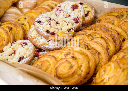 Les biscuits frais croissants pâtisseries moelleuses Banque D'Images