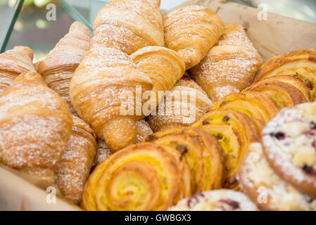 Les biscuits frais croissants pâtisseries moelleuses Banque D'Images